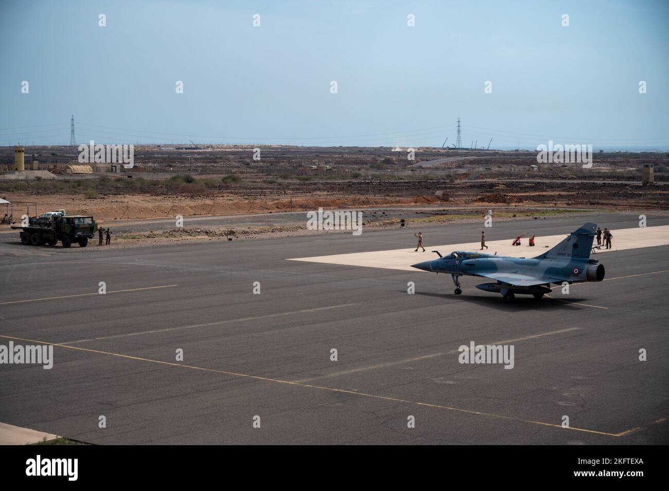 Une force aérienne française Dassault Mirage 2000 taxis sur la ligne aérienne à l'aérodrome de Chabley, Djibouti, 6 octobre 2022. Lorsque les avions français ont besoin de dévier de l'atterrissage à l'aéroport international de Djibouti, ils sont détournés vers l'aérodrome de Chabelley. Lorsque les Français sont détournés, ils n'ont pas de personnel pour récupérer leurs avions. Cet exercice aide à faire connaître le Mirage aux aviateurs de la US Air Force pour les aider dans leur récupération. Banque D'Images