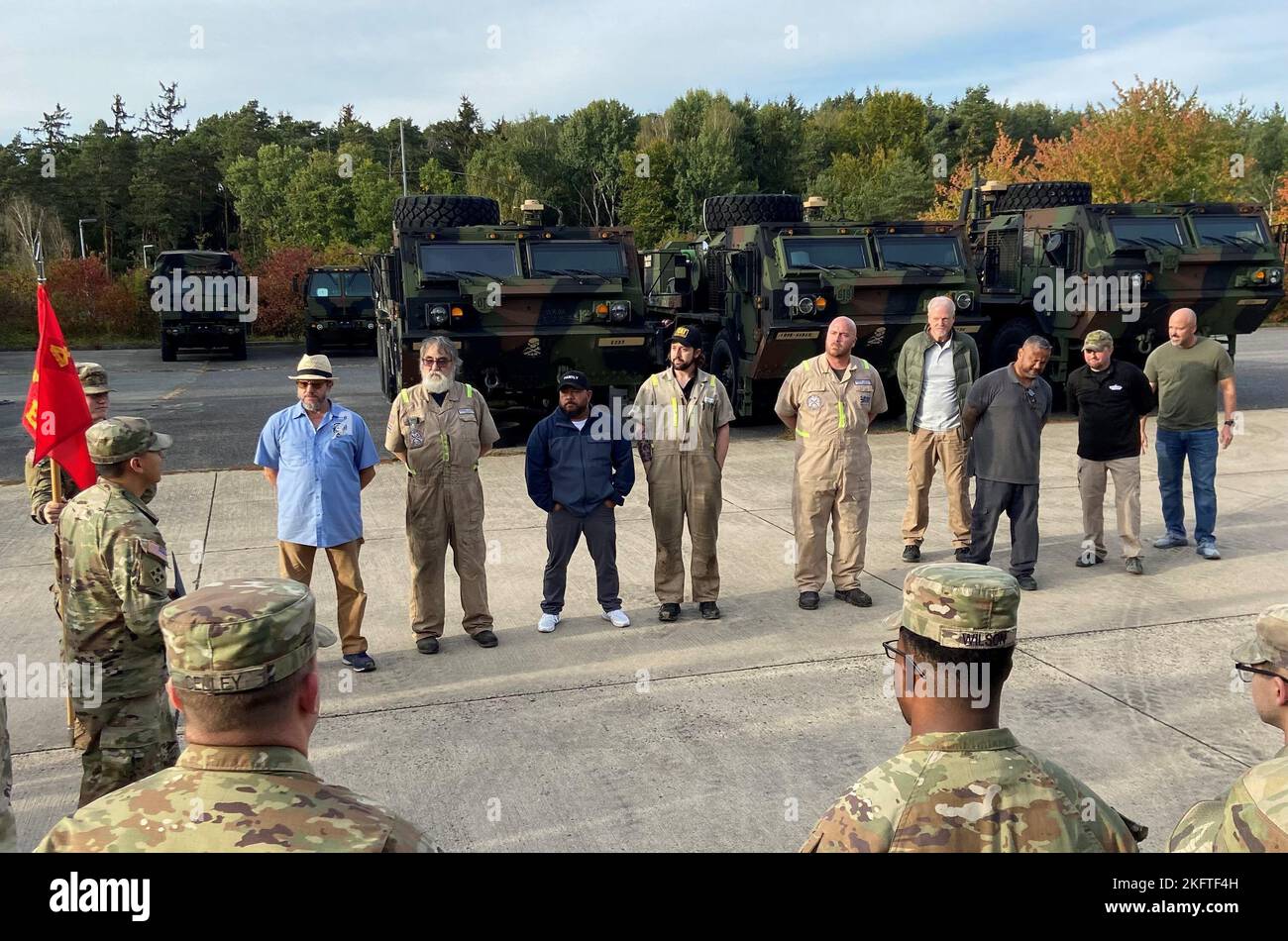 Dynamique générale les formateurs des systèmes terrestres ont reçu des certificats de réussite pour leur formation d'aide au 5th Bataillon, 4th mécaniciens du Régiment d'artillerie, à Ansbach, en Allemagne, sur 6 octobre 2022. GDLS a animé quatre semaines de manœuvres Défense aérienne à courte portée, formation sur l'entretien au niveau du terrain pour les nouveaux équipements pour 5-4ADA. La formation FLMNET sur la coque commune a permis aux techniciens d'entretien de connaître les principes de fonctionnement, les procédures de maintenance communes et les procédures de dépannage du M-SHORAD. La formation pratique reçue de l'équipe GDLS garantira une plus grande préparation de la mission esse Banque D'Images