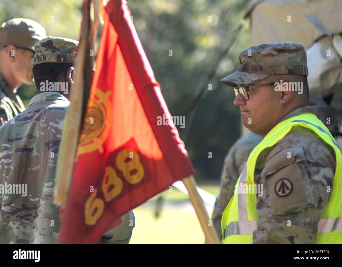 2nd le lieutenant Austin Barnes, un agent de transport affecté à l'élément d'ouverture rapide du port de 688th, tient le guide de son unité lors d'un exercice d'entraînement sur le terrain à fort Eustis, en Virginie, le 6 octobre. Banque D'Images
