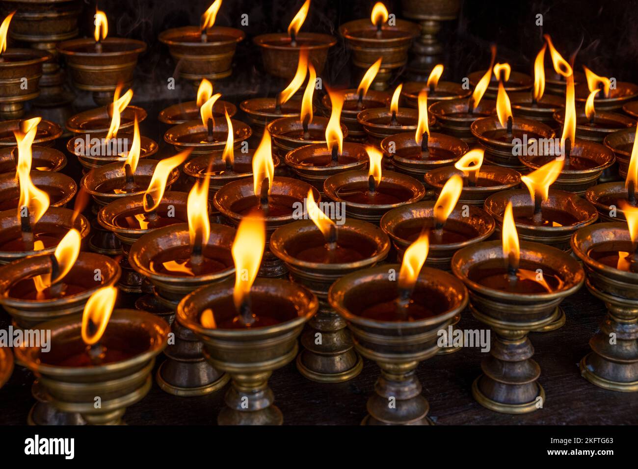 Bougies dans Un temple bouddhiste au Bhoutan Banque D'Images