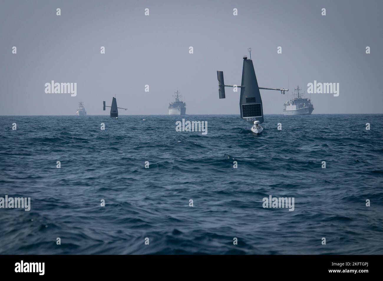 (221007-N-NS602-1386) GOLFE PERSIQUE (OCT 7, 2022) les navires de surface sans pilote de Saildrone Explorer (USV) opèrent avec l'USS Delbert D. Black (DDG 119), le HMS Bangor (M109), le HMS Chiddingfold (M37) et l'USCGC Robert Goldman (WPC 1142) dans le golfe Arabo-Persique pendant l'exercice Phantom Scope, octobre 7. Au cours de l'exercice bilatéral entre les États-Unis et le Royaume-Uni, les USV ont opéré en collaboration avec des navires à équipage et des centres de commandement naval à terre au Bahreïn. Banque D'Images