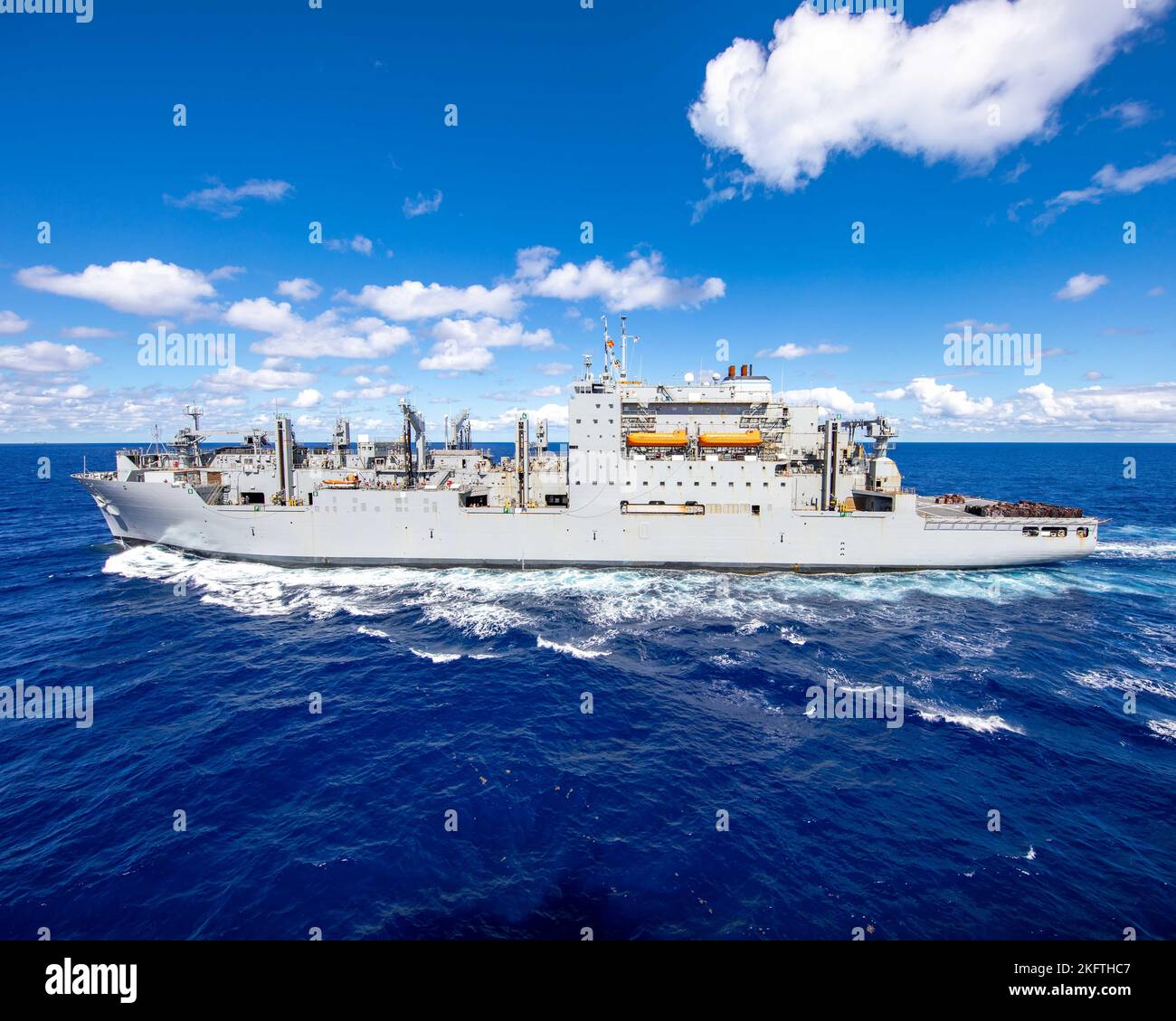 Le Commandement militaire du transport maritime Lewis et le navire de fret sec de classe Clark USNS Medgar Evers (T-AKE 13) navigue le long du quai de transport amphibie de classe San Antonio USS Arlington (LPD 24) avant un ravitaillement en mer dans l'océan Atlantique, le 7 octobre 2022. Le Kearsarge Amphiobie Ready Group et 22nd Marine Expeditionary Unit opèrent dans l'océan Atlantique à l'appui des opérations navales afin de maintenir la stabilité et la sécurité maritimes afin d'assurer l'accès, de décourager l'agression et de défendre les intérêts américains, alliés et partenaires. Banque D'Images