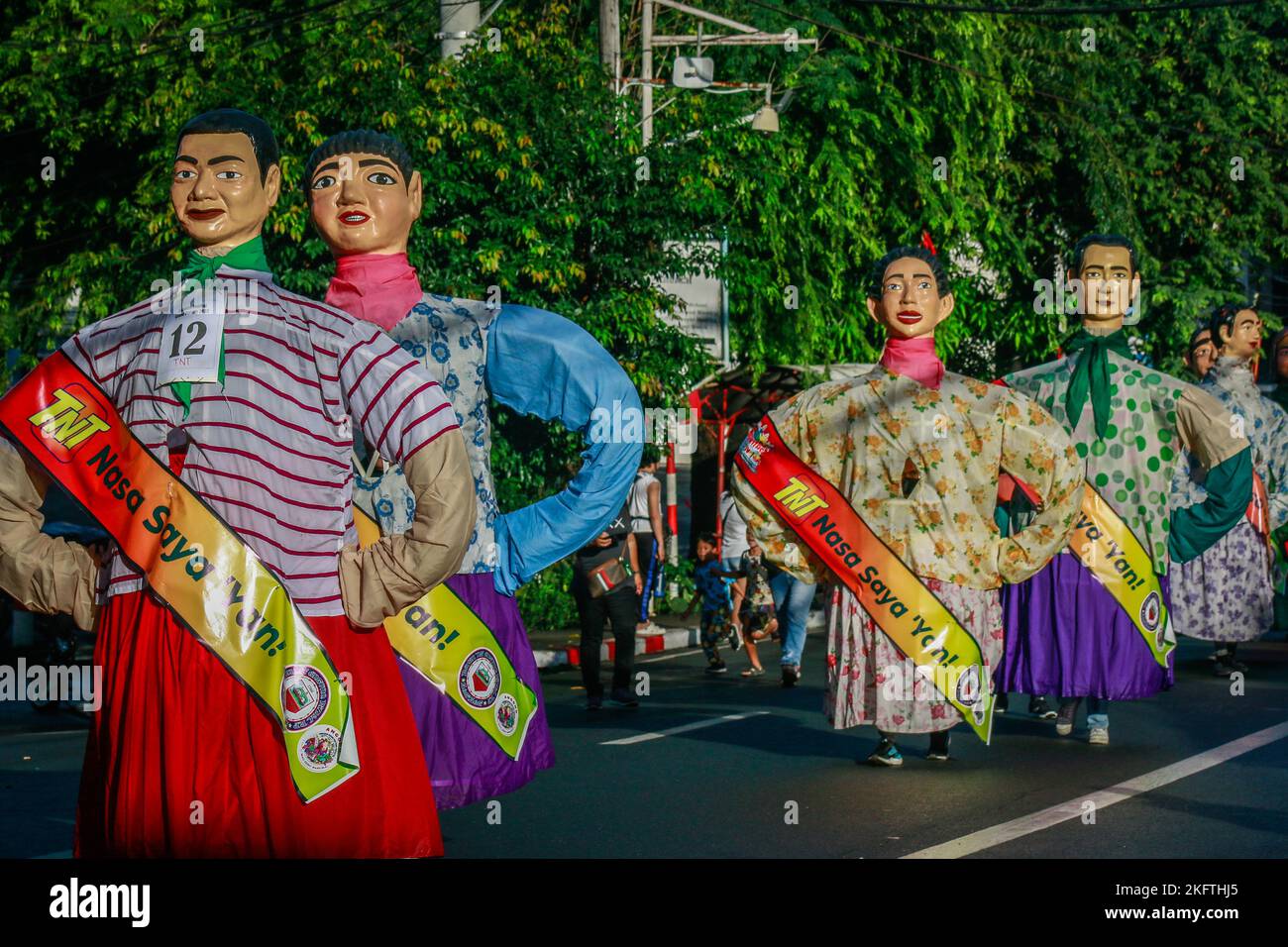 Angono, Philippines, 20/11/2022, les statues papier-mache marchent dans les rues pendant la grande parade du Festival de Higantes. Les habitants célèbrent le festival de leur ville pour la première fois après deux ans de suspension en raison de la pandémie. Les géants du boson de Higantes ou du papier-maché auraient d'abord été fabriqués par les agriculteurs locaux comme une forme de protestation contre leurs propriétaires terriens durant l'ère de la colonisation espagnole. Les marionnettes géantes papier-maché mesurent de quatre à cinq pieds de diamètre et de dix à douze pieds de hauteur et ne peuvent contrôler les géants que de l'intérieur d'eux. Banque D'Images