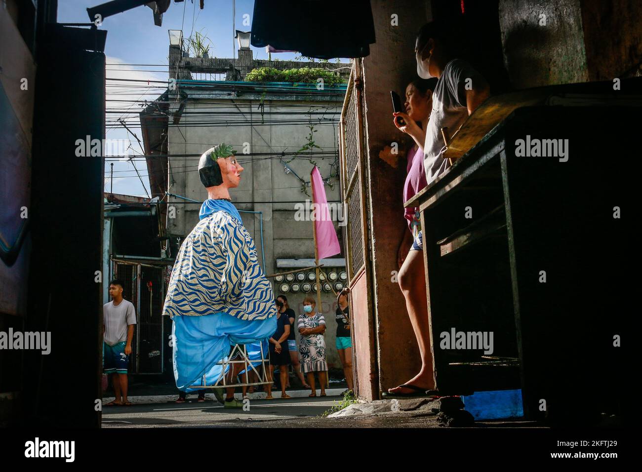 Les résidents prennent des photos de statues paper-maches dans les rues pendant le grand défilé du festival de Higantes. Les habitants célèbrent le festival de leur ville pour la première fois après deux ans de suspension en raison de la pandémie. Les géants du boson de Higantes ou du papier-maché auraient d'abord été fabriqués par les agriculteurs locaux comme une forme de protestation contre leurs propriétaires terriens durant l'ère de la colonisation espagnole. Les marionnettes géantes papier-maché mesurent de quatre à cinq pieds de diamètre et de dix à douze pieds de hauteur et ne peuvent contrôler les géants que de l'intérieur d'eux. (Photo par Ryan Eduard Benaid/SOPA Images/Sipa US Banque D'Images