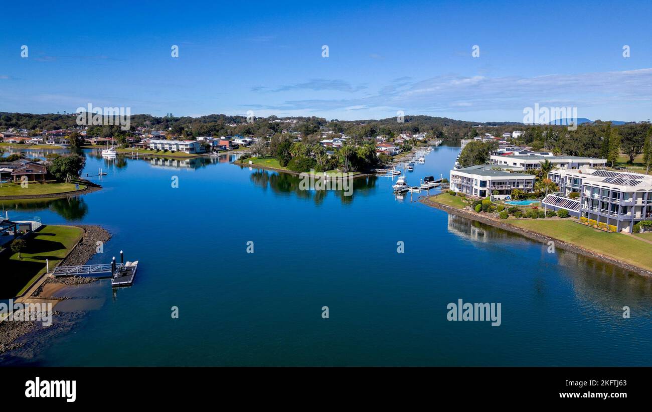 Vue aérienne en grand angle de la rivière Hastings et de la ville de Port Macquarie en Nouvelle-Galles du Sud, en Australie Banque D'Images