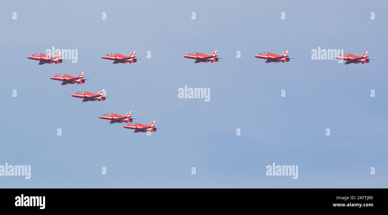 Flèches rouges dans la formation de vol Banque D'Images