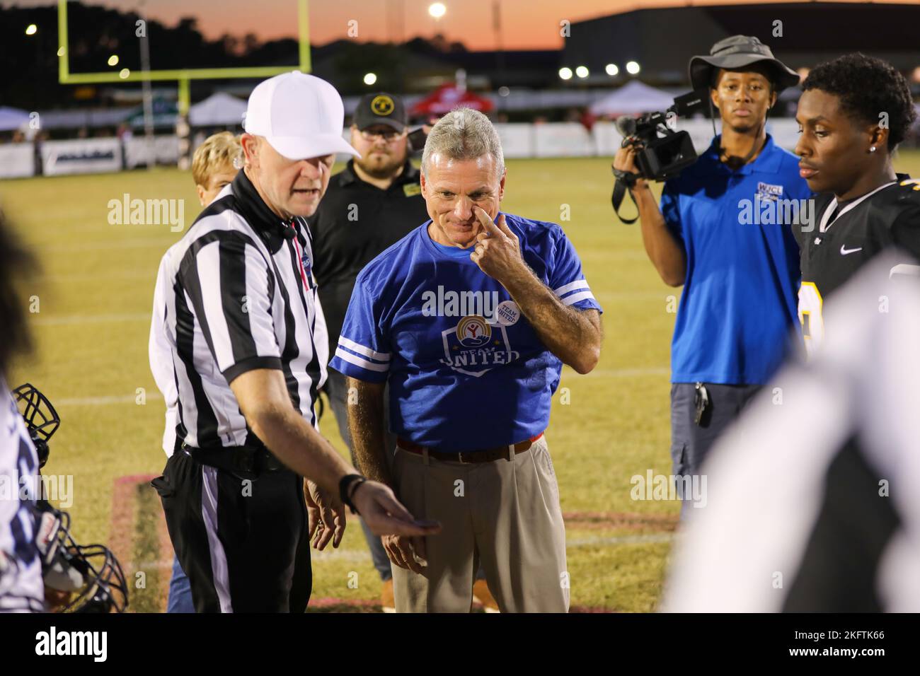 Earl 'Buddy' carter, Représentante, écoute l'arbitre lors du match de football militaire d'appréciation de l'école secondaire de Richmond Hill contre le comté de Camden à Richmond Hill, en Géorgie, le 7 octobre 2022. Le 3rd ID Band a joué l'hymne national avec la Richmond Hill High School Marching Band et le représentant Earl “Buddy” carter a reçu l'honneur du jeu de pièces pour déterminer l'équipe de coups de pied. L'ID 3rd coordonne les occasions de donner et de connaître les communautés qui soutiennent la division, afin que le public puisse voir et interagir avec son Armée de terre. Banque D'Images