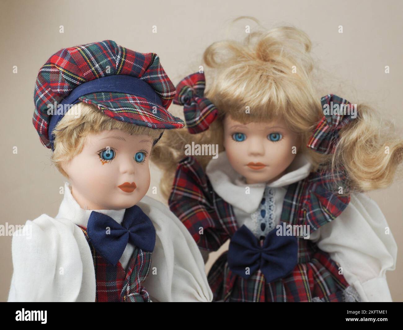 Allemagne. 19th novembre 2022. Dans cette illustration, les poupées Vintage en porcelaine sont deux filles aux cheveux blonds en costume à carreaux. Les poupées en porcelaine étaient populaires au 18th siècle en France. Ils ont été utilisés pour promouvoir la mode française dans le monde. Habituellement, ces poupées étaient fournies avec un grand nombre de vêtements et envoyées aux clients sous forme de mini mannequins. Crédit : SOPA Images Limited/Alamy Live News Banque D'Images