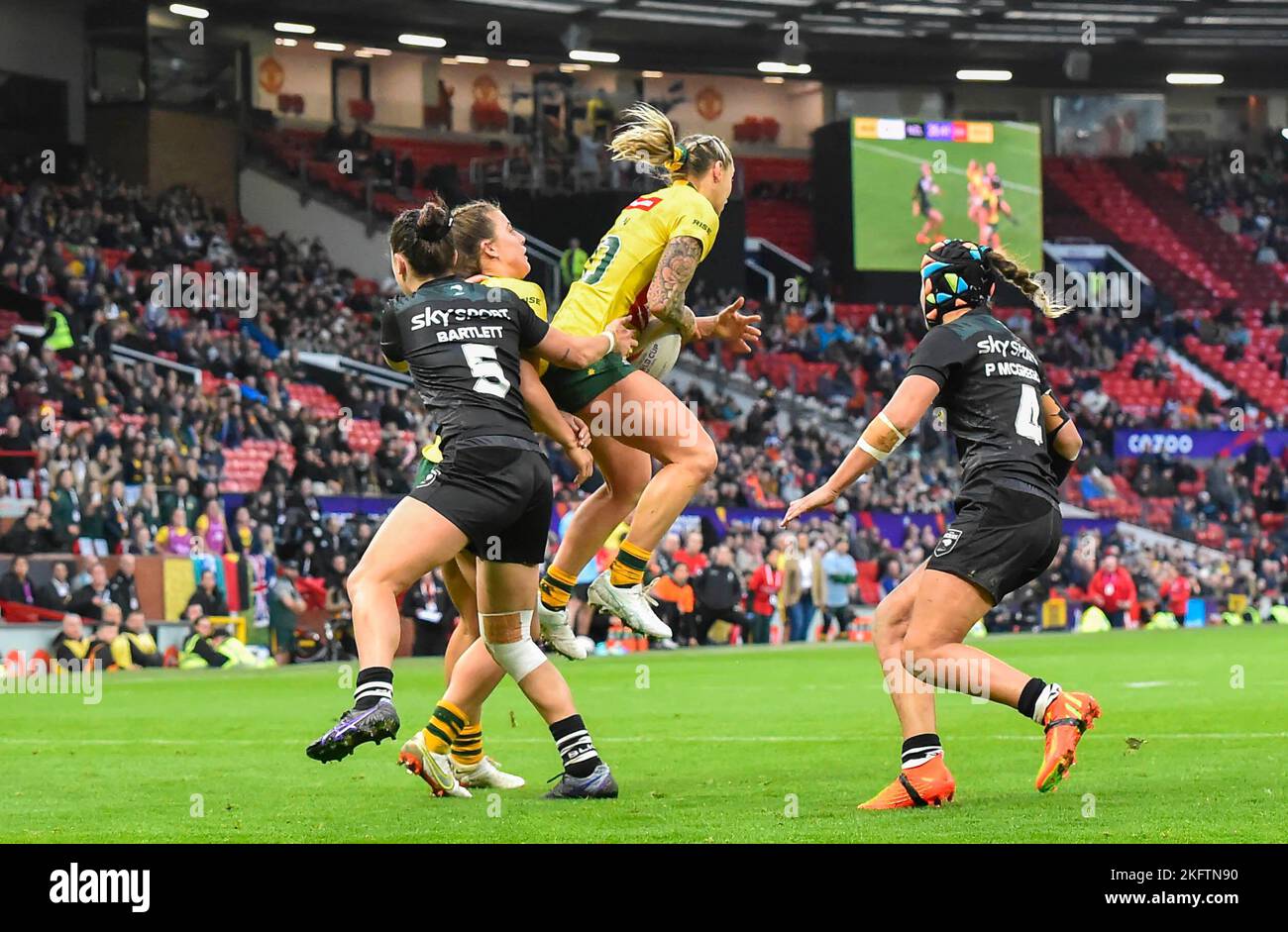 Manchester ANGLETERRE - NOVEMBRE 19.Julia Robinson d'Australie va pour un haut ballon lors de la finale de la coupe du monde de rugby entre l'Australie et la Nouvelle-Zélande à l'Old Trafford sur 19 novembre - 2022 à Manchester Angleterre. Banque D'Images