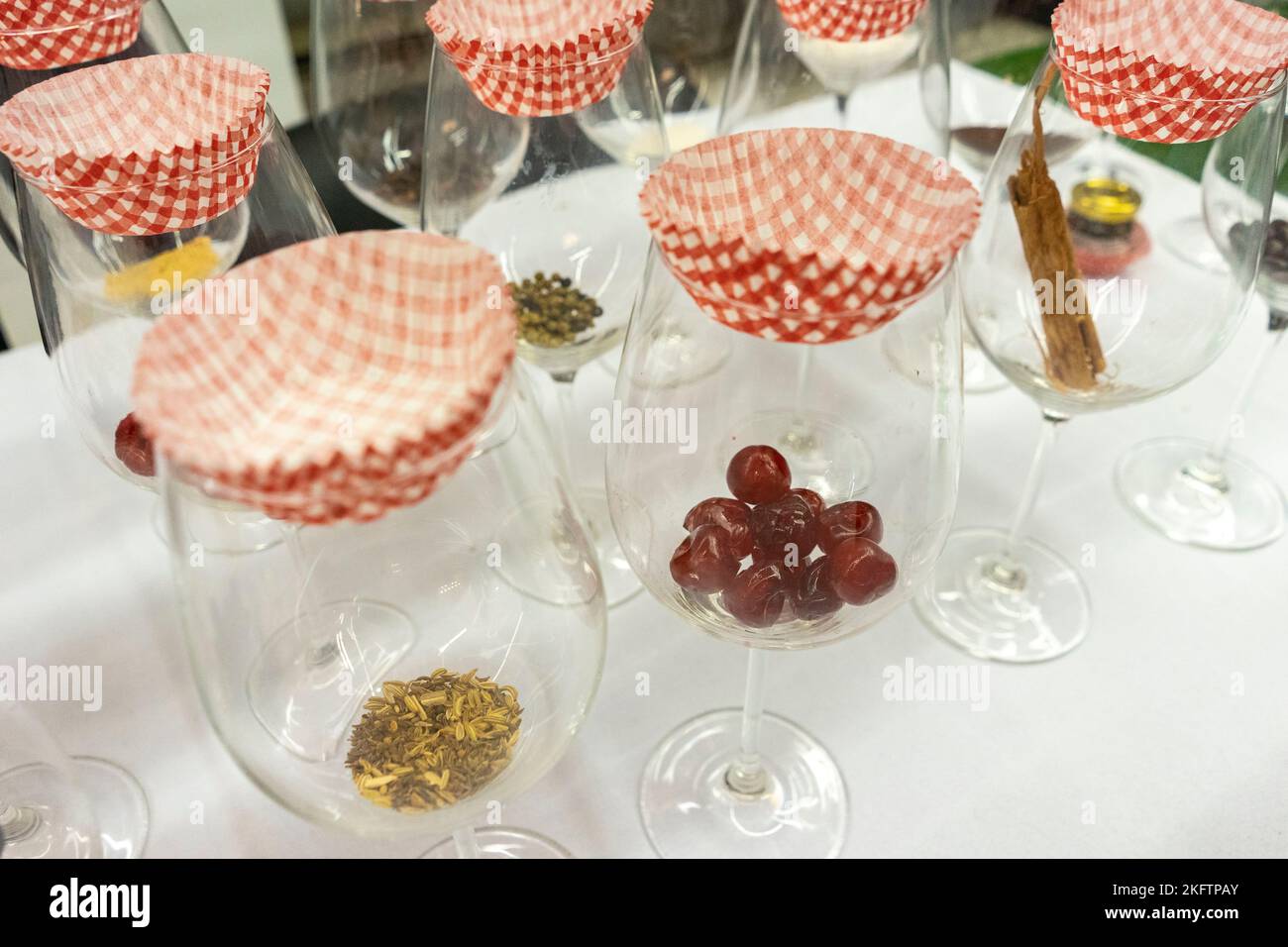 Les sommeliers apprennent les arômes du vin à partir de choses réelles ou d'extraits. Banque D'Images