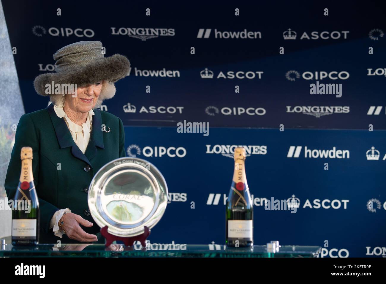 Ascot, Berkshire, Royaume-Uni. 19th novembre 2022. Camilla, Queen Consort était à l'hippodrome d'Ascot aujourd'hui où elle a fait la présentation des gagnants pour la course de corail qui a été remportée par le cheval Goshen monté par le jockey Jamie Moore. Le Queen Consort a l'air élégant avec un manteau d'hiver vert et un chapeau vert en fourrure trimed. Crédit : Maureen McLean/Alay Live News Banque D'Images