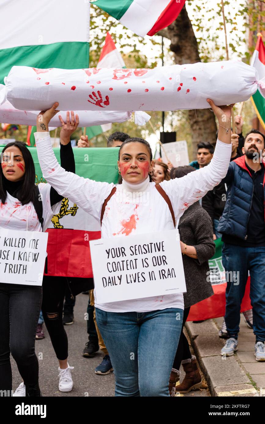 Londres, Royaume-Uni. 19 novembre 2022. Les manifestants défilent de l'ambassade iranienne à Downing Street en souvenir du massacre du silence et contre l'Irania Banque D'Images