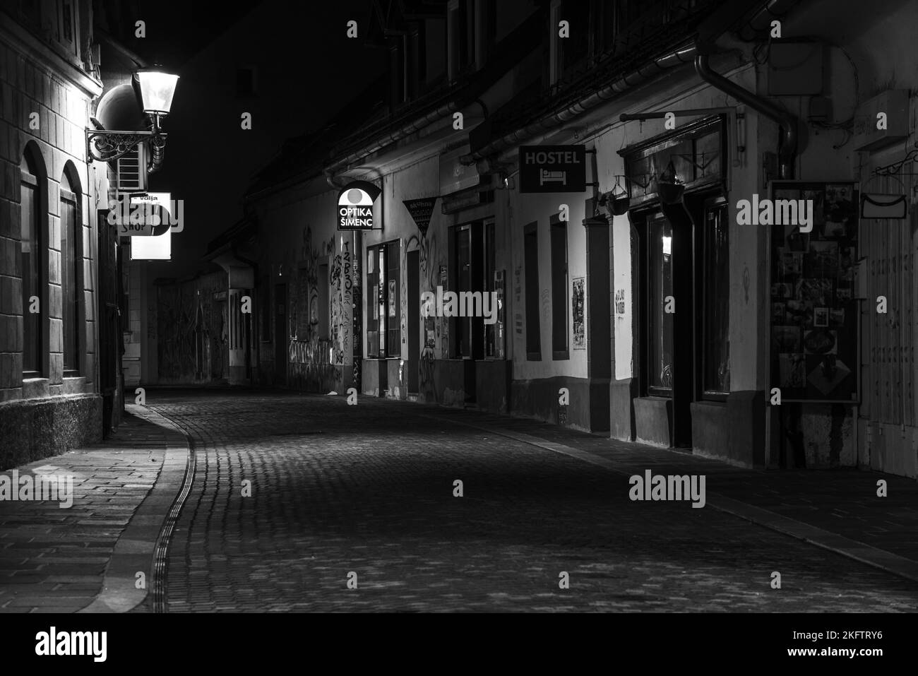 Pittoresque allée abandonnée Trubarjeva dans le centre-ville de Ljubljana la nuit, Slovénie Banque D'Images