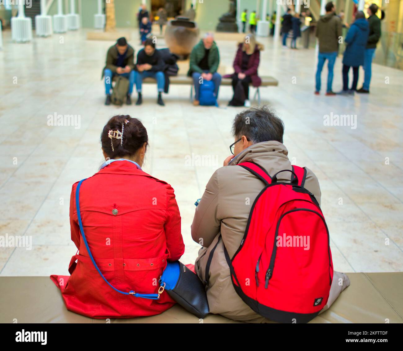 Intérieur avec touristes assis Musée national d'Écosse, Chambers St, Édimbourg EH1 1JF Banque D'Images