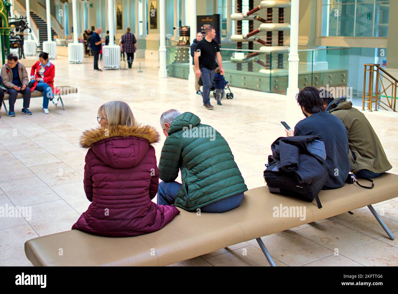 Intérieur avec touristes assis Musée national d'Écosse, Chambers St, Édimbourg EH1 1JF Banque D'Images