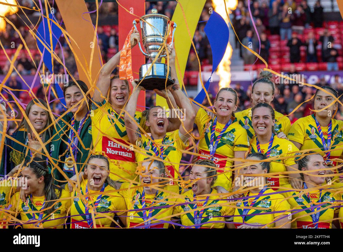 Manchester, Royaume-Uni. 18th novembre 2022. Australia Women lève le trophée après avoir remporté le match de finale de la coupe du monde de rugby féminin 2021 entre l'Australie et la Nouvelle-Zélande à Old Trafford, Manchester, Angleterre, le 19 novembre 2022. Photo de David Horn. Crédit : Prime Media Images/Alamy Live News Banque D'Images