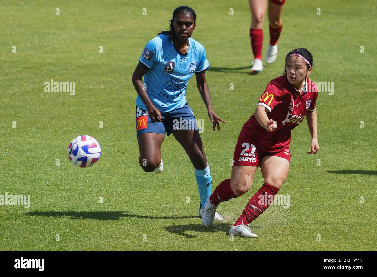 (221120) -- ADELAIDE, 20 novembre 2022 (Xinhua) -- Xiao Yuyi (R) d'Adelaide United participe à la première partie du match contre le FC de Sydney lors de la saison 2022-2023 des femmes De La Ligue A à Adelaide, en Australie, 20 novembre, 2022.Adelaide United le 4 novembre a annoncé la signature de l'international chinois Xiao Yuyi sur le prêt de la Super League club des femmes chinoises de Shanghai pour toute la saison 2022-23. (Jordanie Trombetta/document via Xinhua) Banque D'Images