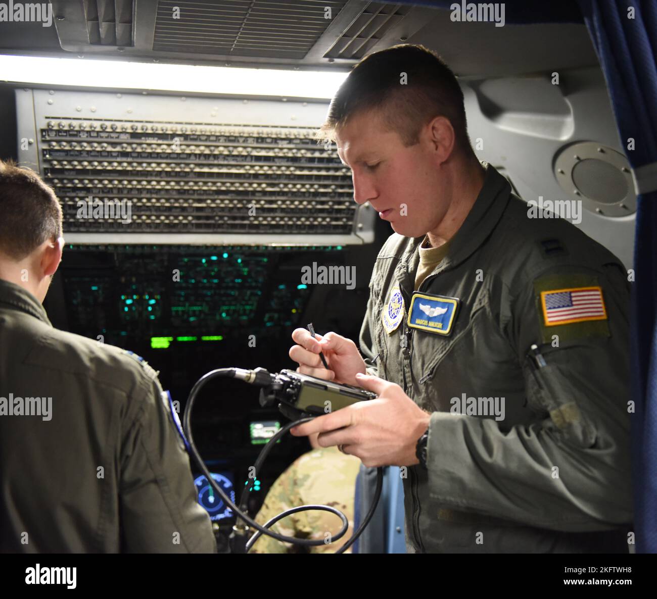 Le capitaine de la US Air Force Marcus Malecek, pilote au sein de l'escadron de transport aérien 7th, effectue des vérifications avant le vol à bord d'un C-17 Globemaster III à la base interarmées Elmendorf-Richardson, en Alaska, le 7 octobre 2022. Les aviateurs de l'équipe McChord se préparent à participer au DRAPEAU ROUGE Alaska 23-1 dans le cadre de l'exercice Rainier War 22B. L'exercice Rainier War est un exercice majeur pour l'aile du transport aérien de 62D, y compris de multiples équipements de transport aérien. Banque D'Images