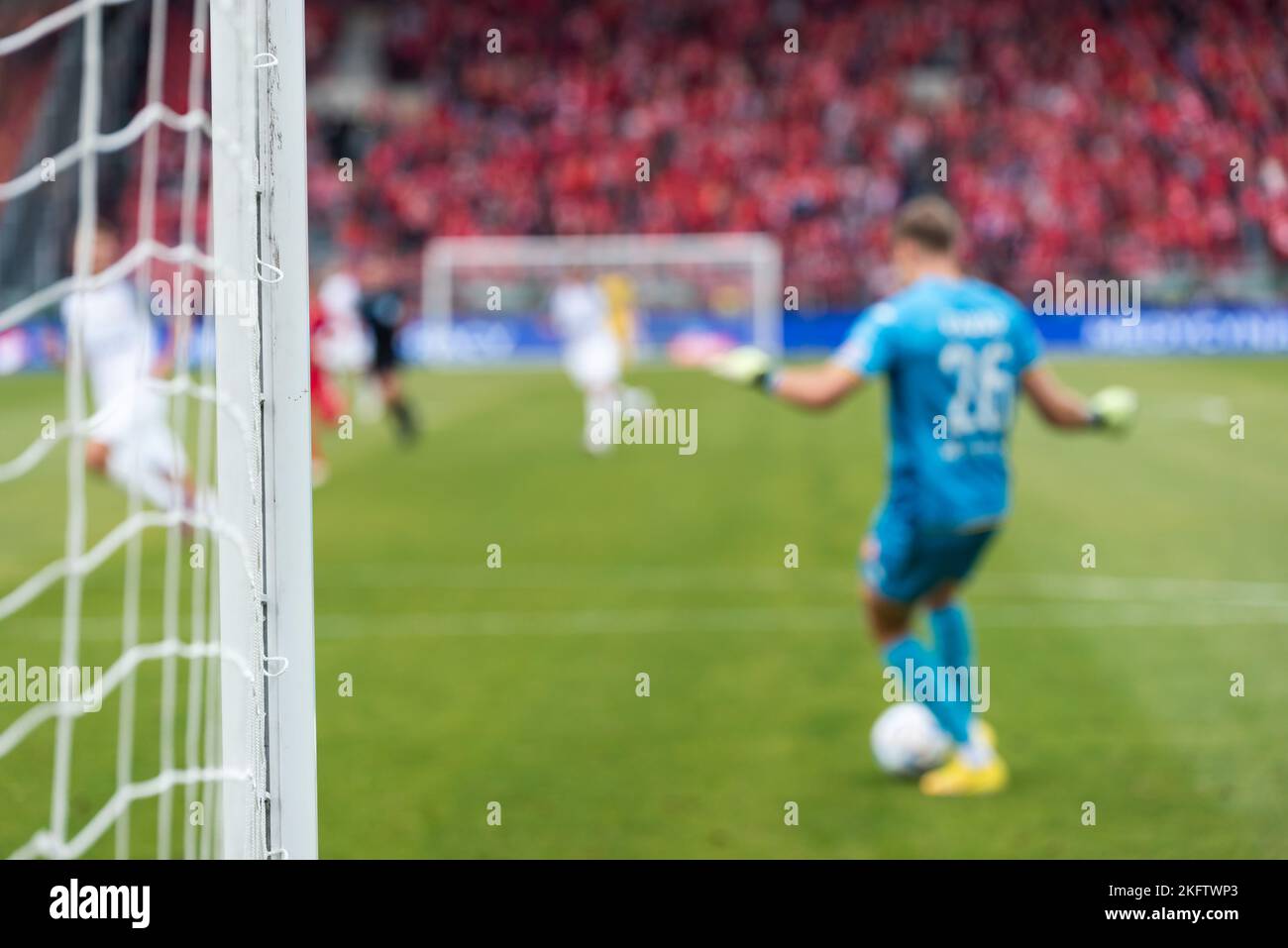 Post de but de football et match de football en arrière-plan Banque D'Images