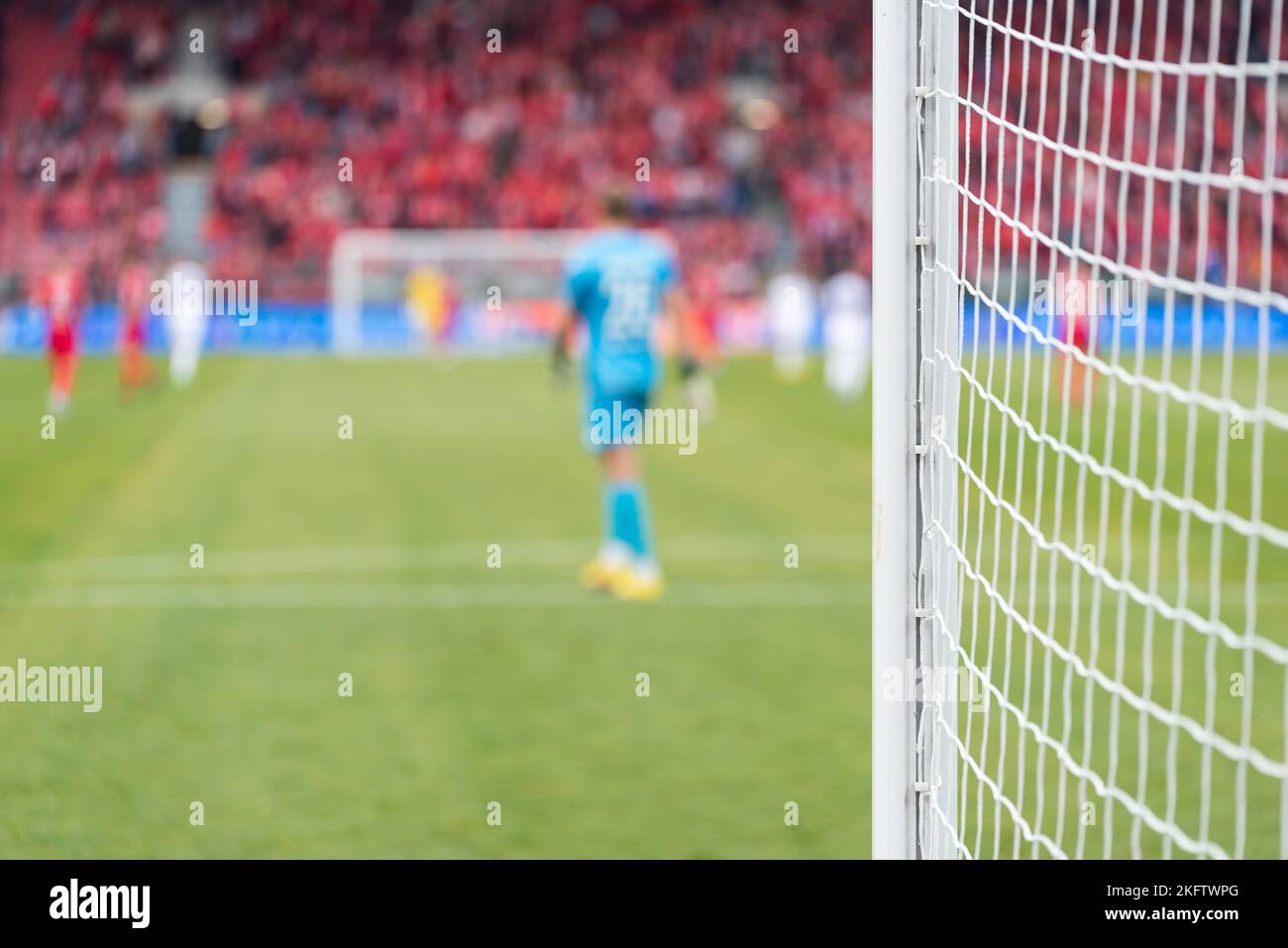 Post de but de football et match de football en arrière-plan Banque D'Images