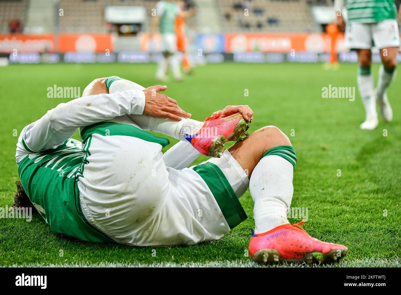 Le footballeur blessé est sur le terrain. Banque D'Images