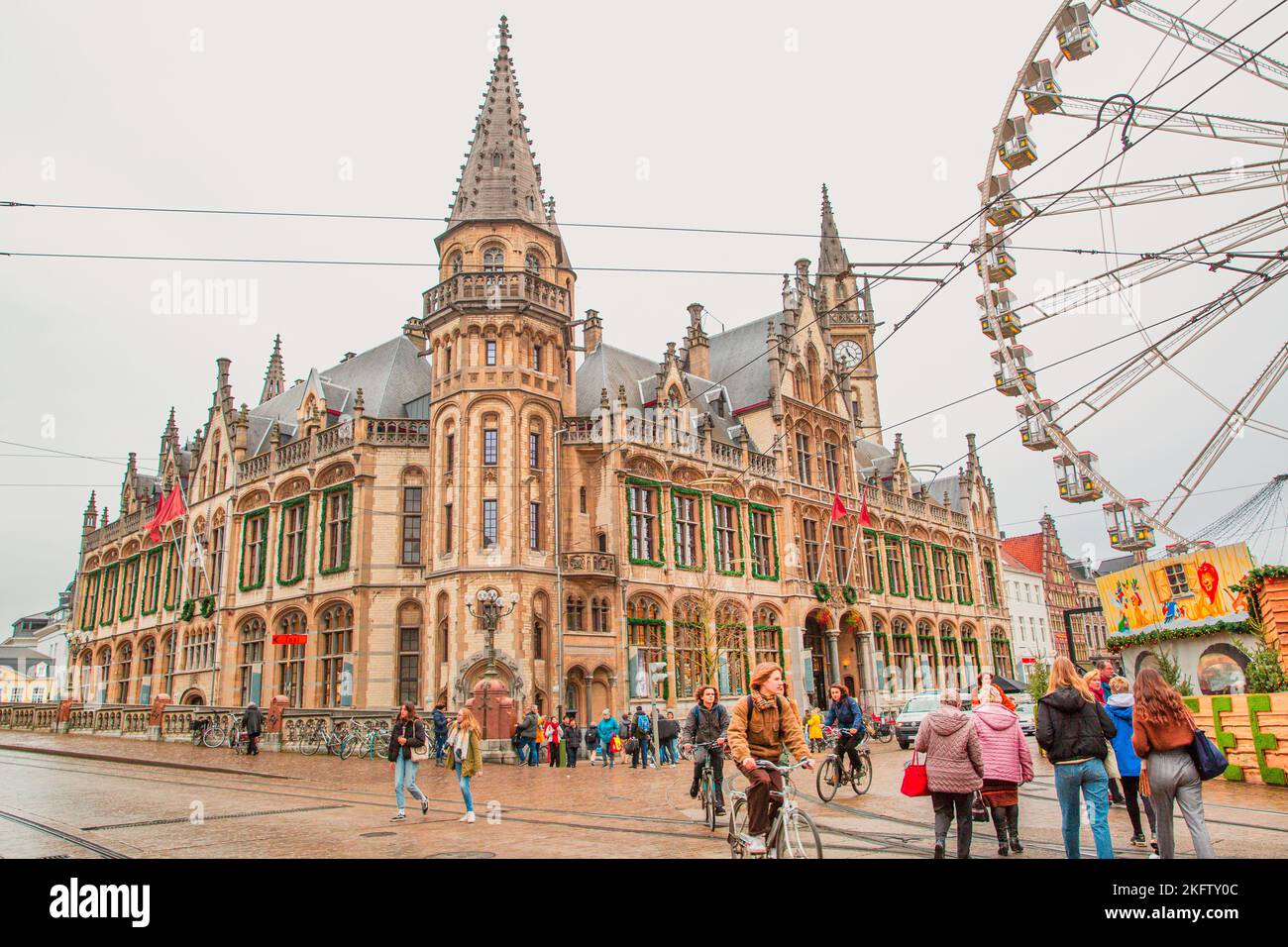 16 décembre 2019, Gand, Belgique. Roue panoramique dans le marché de Noël dans le centre-ville. Banque D'Images