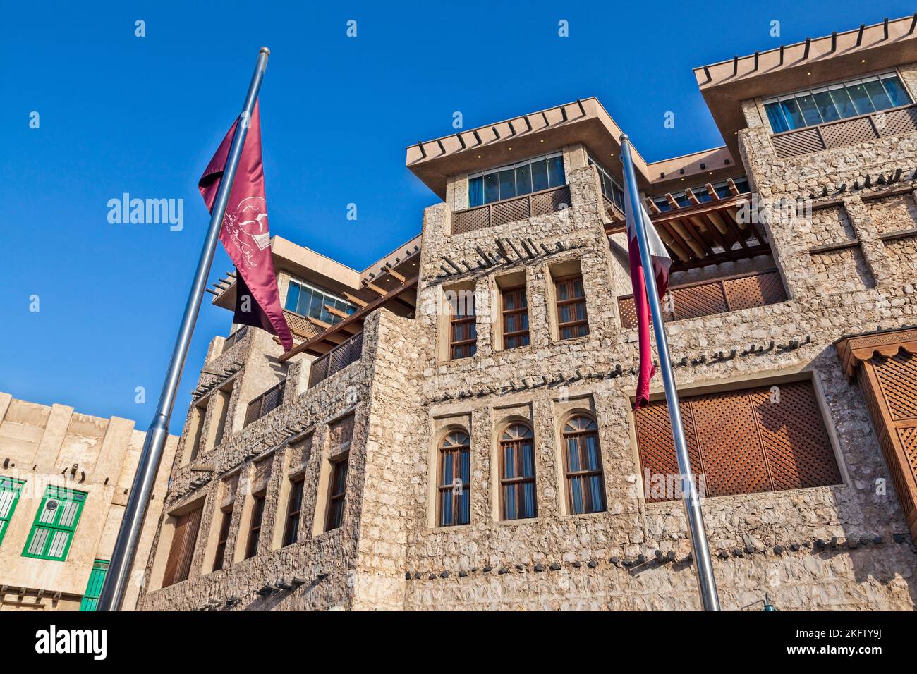 Façade d'un hôtel cinq étoiles à Doha, Qatar, construit selon l'architecture arabe traditionnelle. Banque D'Images
