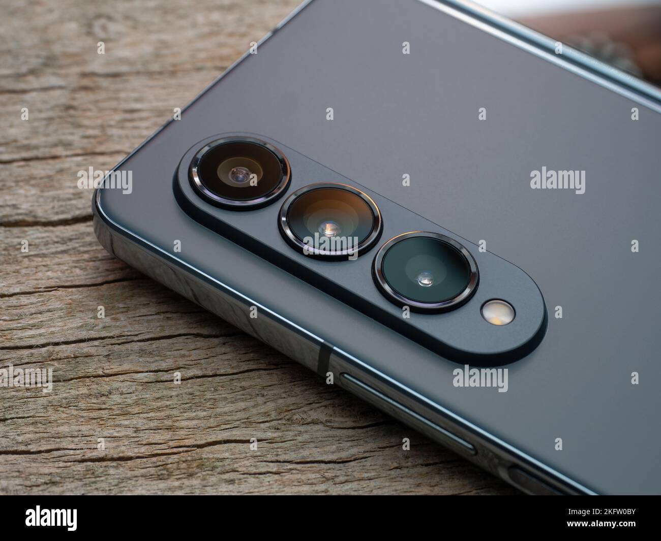 Galati, Roumanie - novembre, 17 2022: Samsung lance Galaxy Z Fold4, la quatrième génération d'un smartphone pliable avec triple caméra à l'arrière Banque D'Images