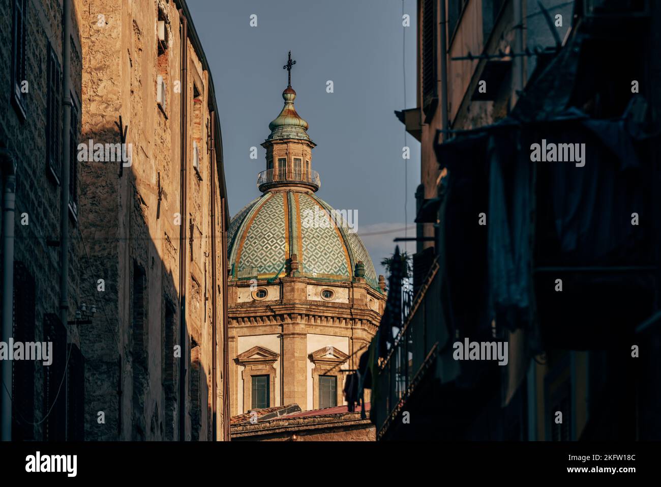 Chiesa del Gesù coupole au coucher du soleil entre les anciens bâtiments de Palerme, Sicile, Italie Banque D'Images