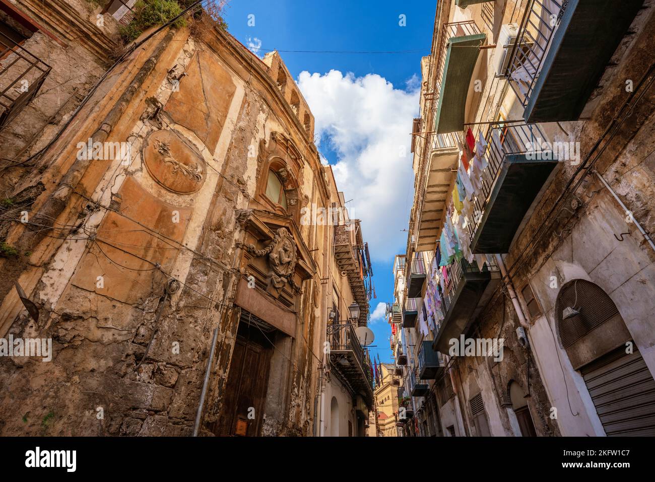 Vieux bâtiments dans le centre historique de Palerme avec des vêtements accrochés sur les balcons Banque D'Images