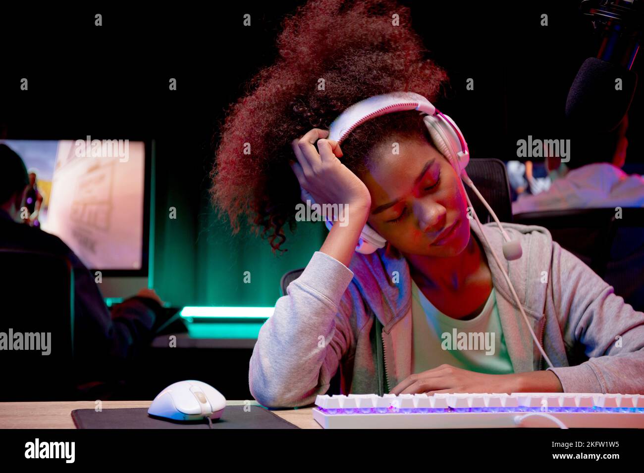 Jeune femme afro-américaine portant un casque jouer à un jeu vidéo et en direct en streaming en ligne tout en défaite et triste à la maison, jeux et esport ou jeu de casting Banque D'Images