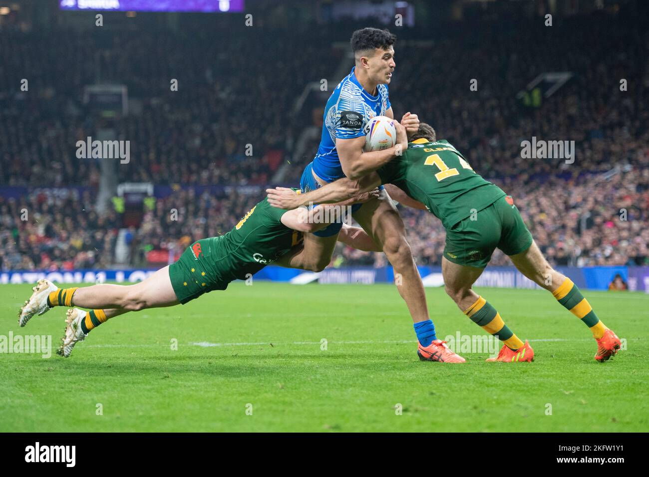 [Jeu] Association d'images - Page 12 Trafford-manchester-le-19th-novembre-2022-joseph-suaali-i-de-samoa-a-pris-des-sandwich-entre-deux-joueurs-australiens-lors-de-la-finale-de-la-coupe-du-monde-de-rugby-2021-entre-l-australie-et-les-samoa-a-old-trafford-manchester-le-samedi-19th-novembre-2022-photo-trevor-wilkinson-mi-news-credit-mi-news-sport-alay-live-news-2kfw1y1