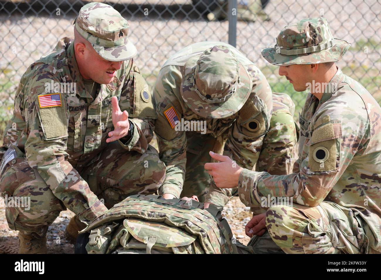 Les soldats de l'armée américaine affectés à l'équipe de combat de la Brigade d'infanterie 37th effectuent le triage des blessés et l'entraînement de soutien près de fort Bliss, Texas, le 8 octobre 2022. Grâce à un entraînement constant, continu et fréquent, les soldats sont prêts et capables de mener n'importe quelle mission et d'engager n'importe quel ennemi à tout moment. Banque D'Images