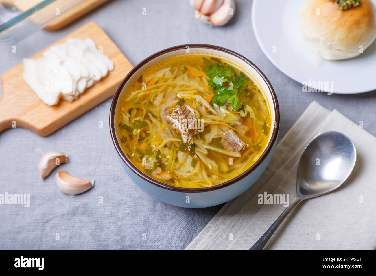 Shchi avec pampuckki (petits pains) et saindoux. Soupe de chou, pommes