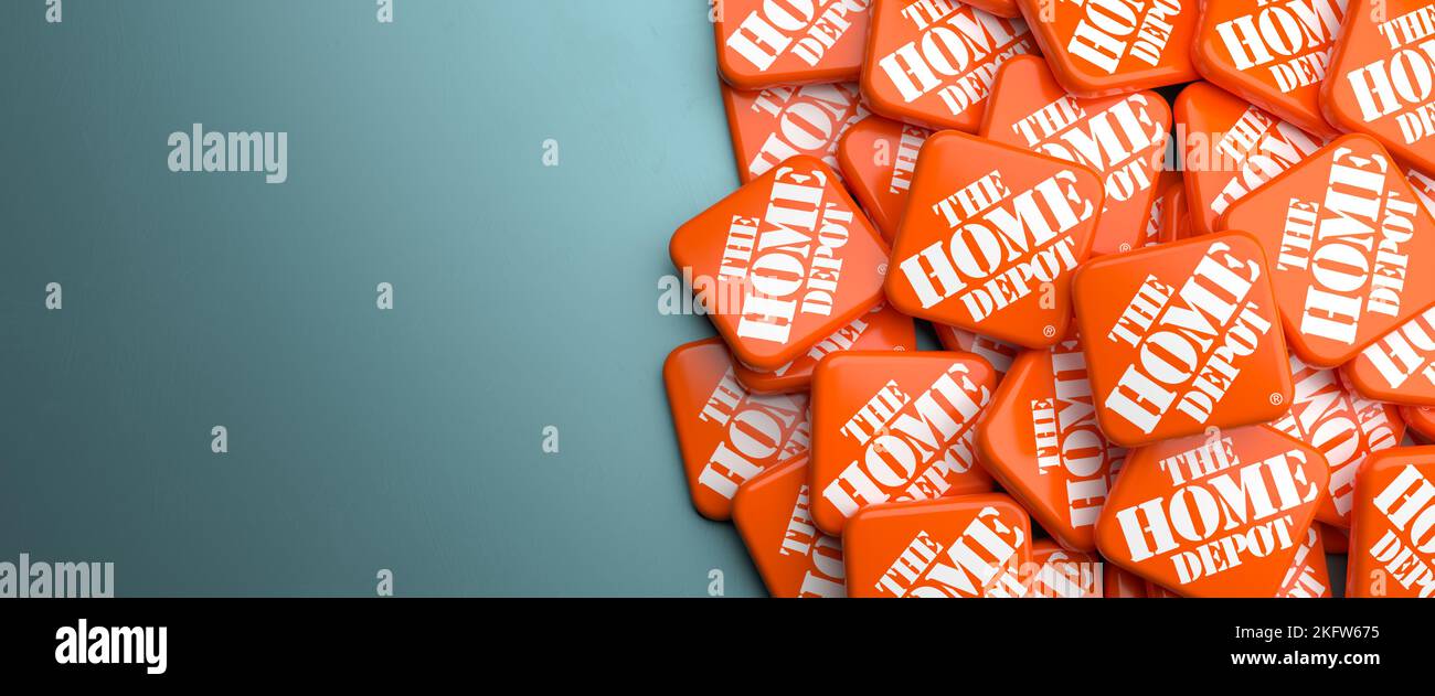 Logos de la maison d'amélioration du détaillant "Home Depot" sur un tas sur une table. Copier l'espace. Format de bannière Web. Banque D'Images