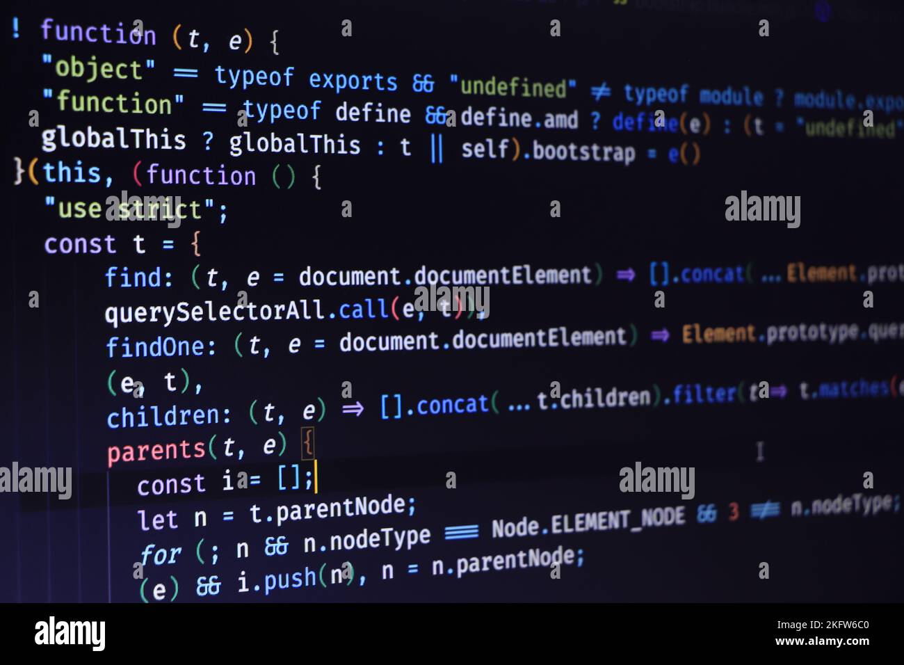Code source du logiciel. Code de programmation. Code de programmation sur l'écran du calculateur. Développeur travaillant sur les codes de programme au bureau. Photo du code source. Technolo Banque D'Images