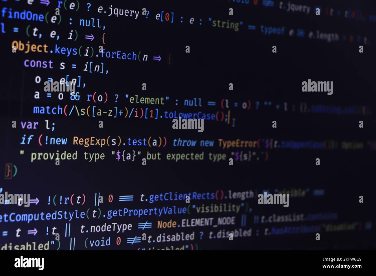 Code source du logiciel. Code de programmation. Code de programmation sur l'écran du calculateur. Développeur travaillant sur les codes de programme au bureau. Photo du code source. Technolo Banque D'Images
