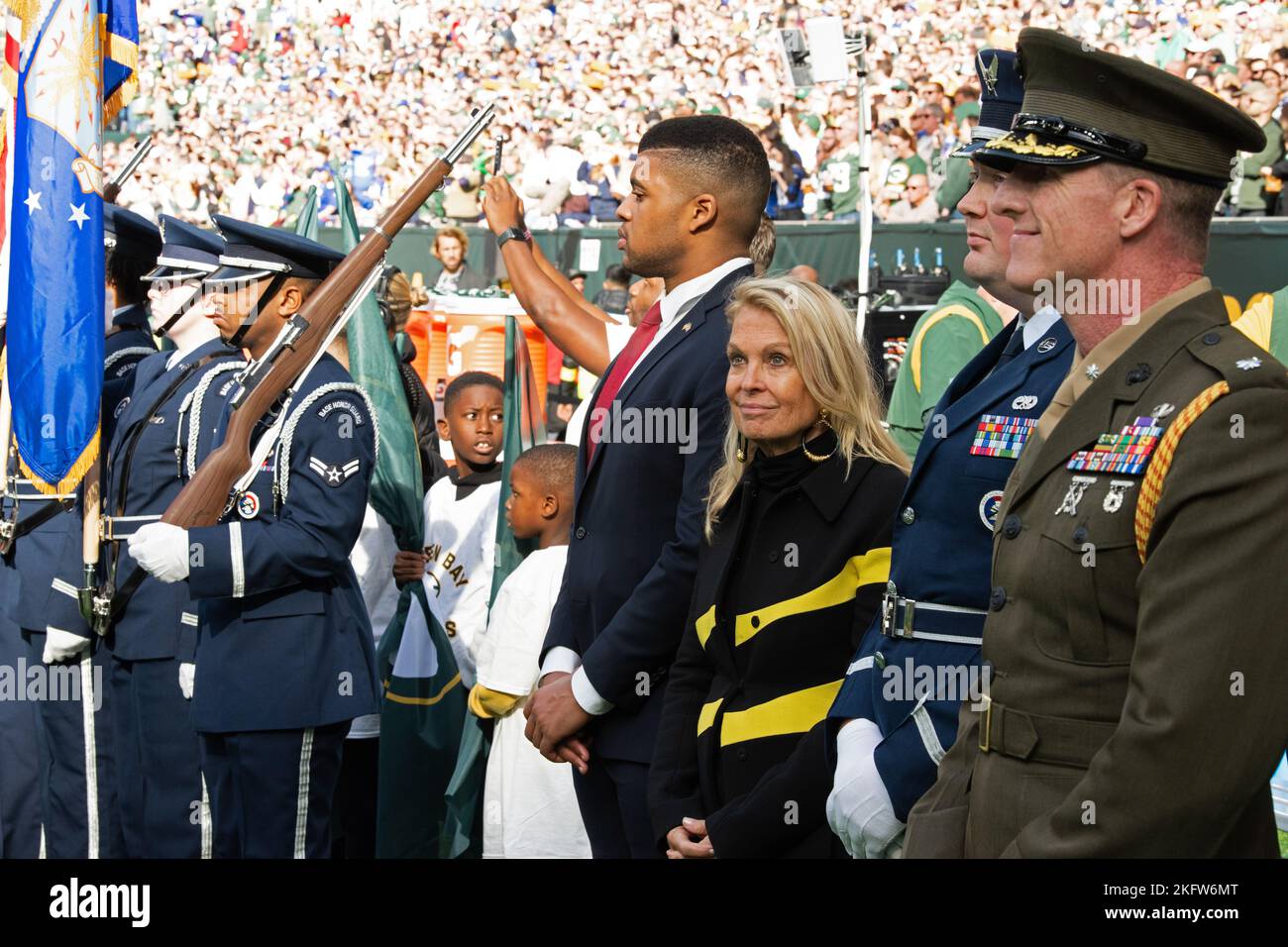 Jane Hartley, ambassadrice des États-Unis au Royaume-Uni de Grande-Bretagne et d'Irlande du Nord, se tient sur la touche avant la cérémonie de pré-match du match des New York Giants contre Green Bay Packers de la National football League au Tottenham Hotspur Stadium, à Londres, en Angleterre, le 9 octobre 2022. C'était le deuxième match de la NFL en Angleterre cette année qui a présenté des aviateurs de la Royal Air Force Mildenhall et de la RAF Lakenheath qui ont défait un drapeau américain lors de la cérémonie précédant le match. Banque D'Images