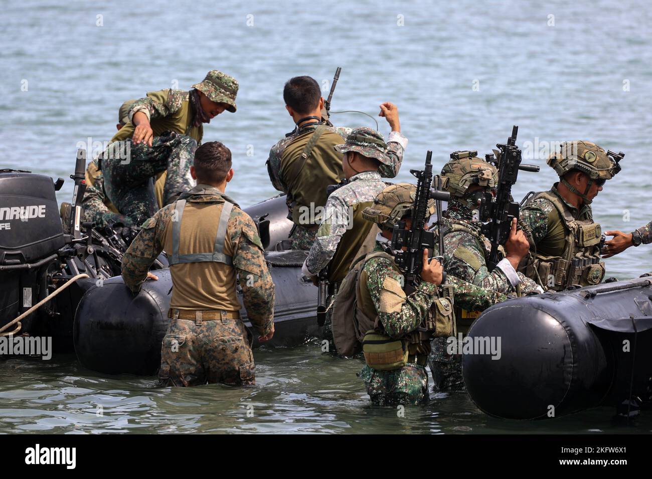 Les Marines des États-Unis, avec le 1st Bataillon de reconnaissance, 11th Marine Expeditionary Unit, exécutent une formation bilatérale sur les opérations de petits bateaux avec la force de reconnaissance des Forces maritimes des Philippines Marines affectées à la 3rd Marine Brigade pendant le KAMANDAG 6 à Kamuning Beach, Palawan, Philippines, le 10 octobre 2022. KAMANDAG est un exercice bilatéral annuel entre les forces armées des Philippines et l'armée américaine visant à renforcer l'interopérabilité, les capacités, la confiance et la coopération, construit sur des décennies d'expériences partagées. Banque D'Images