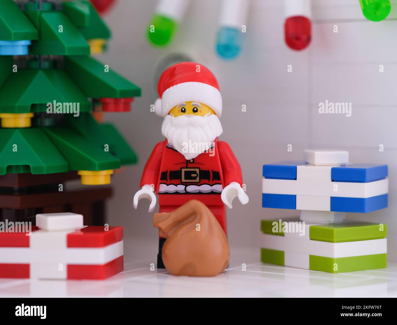 Tambov, Fédération de Russie - 15 novembre 2022 Lego Santa Claus Minifigure debout près d'un arbre de Noël avec des cadeaux autour de lui. Banque D'Images