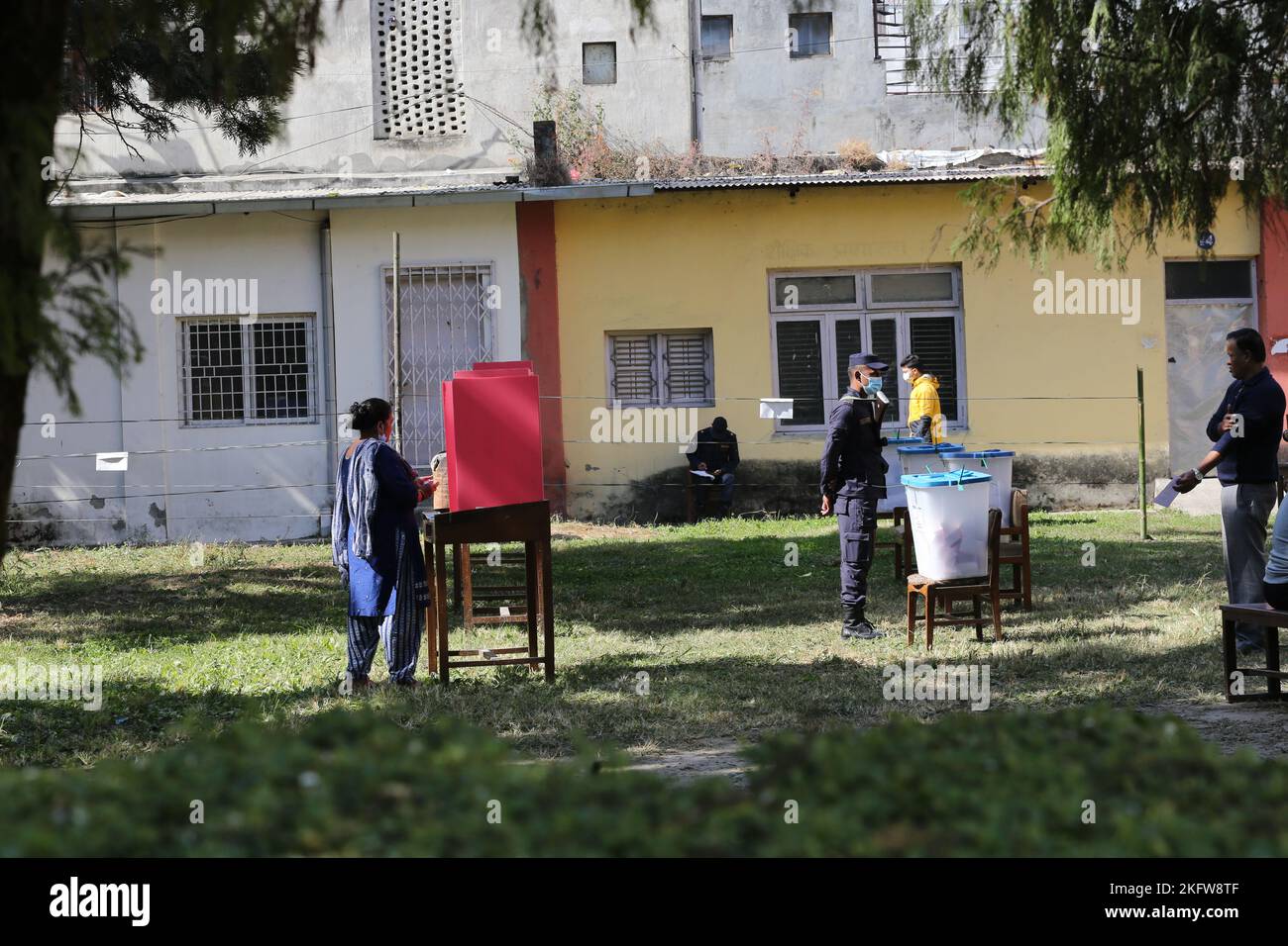 Le 20,2022 novembre à Katmandou, Népal. Les femmes castes votent au bureau de vote le jour des élections générales et provinciales au Népal. (Photo de Abhishek Maharajan/Sipa USA) Banque D'Images