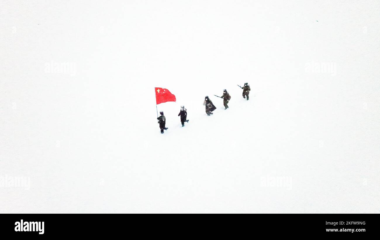 ALTAY, CHINE - le 20 NOVEMBRE 2022 - la police des frontières patrouille la frontière entre la Chine et la Mongolie dans la neige à Altay, province du Xinjiang, Chine, le 20 novembre 202 Banque D'Images