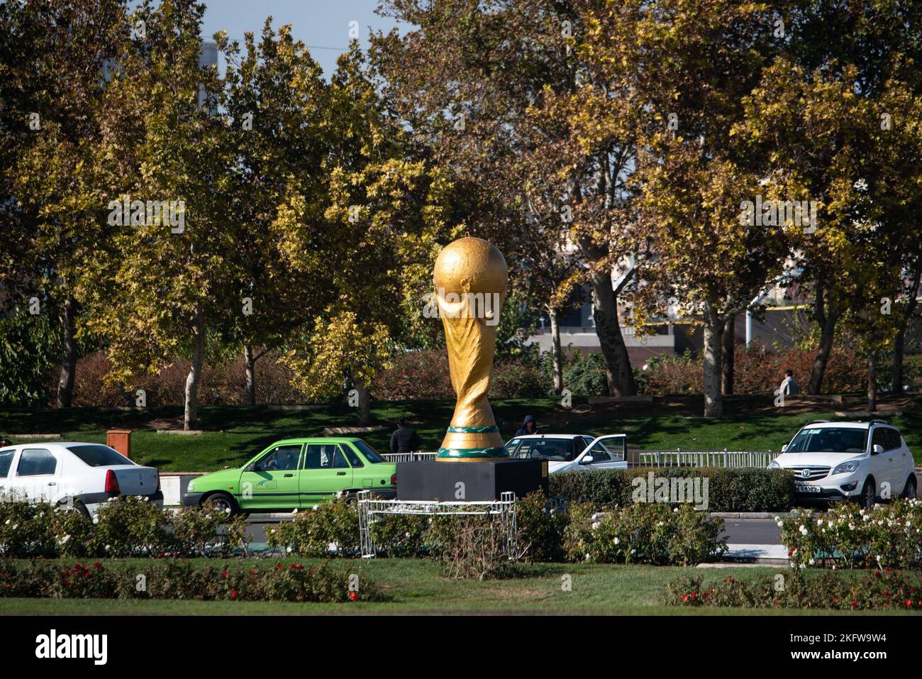 Téhéran, Téhéran, Iran. 18th novembre 2022. Des véhicules se trouvent devant une sculpture du trophée de la coupe du monde de la FIFA sur la place Azadi (liberté) à l'ouest de Téhéran. L'Iran joue l'Angleterre dans son premier match de la coupe du monde de la FIFA Qatar 2022 sur 21 novembre avant de faire face au pays de Galles et aux États-Unis dans le groupe B. (Credit image: © Sobhan Farajvan/Pacific Press via ZUMA Press Wire) Banque D'Images