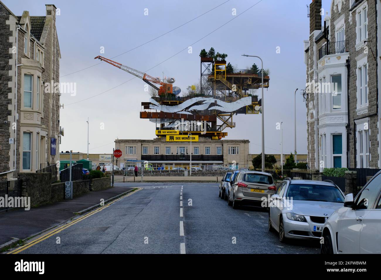 Weston-super-Mare, Royaume-Uni. 20th novembre 2022. Sur la photo d'un ciel de novembre, des œuvres d'art financées par le gouvernement Voir Monster ferme. Il a été ouvert en septembre, après des retards dans sa date d'ouverture prévue de juillet. See Monster était une installation d'art faite d'une plate-forme pétrolière à la retraite réassemblée sur la plage de Weston. Les œuvres font partie de Unboxed ; une vitrine financée par le gouvernement britannique de la créativité britannique autrefois considérée comme le festival du Brexit. Credit: JMF News/ Alamy Live News Banque D'Images