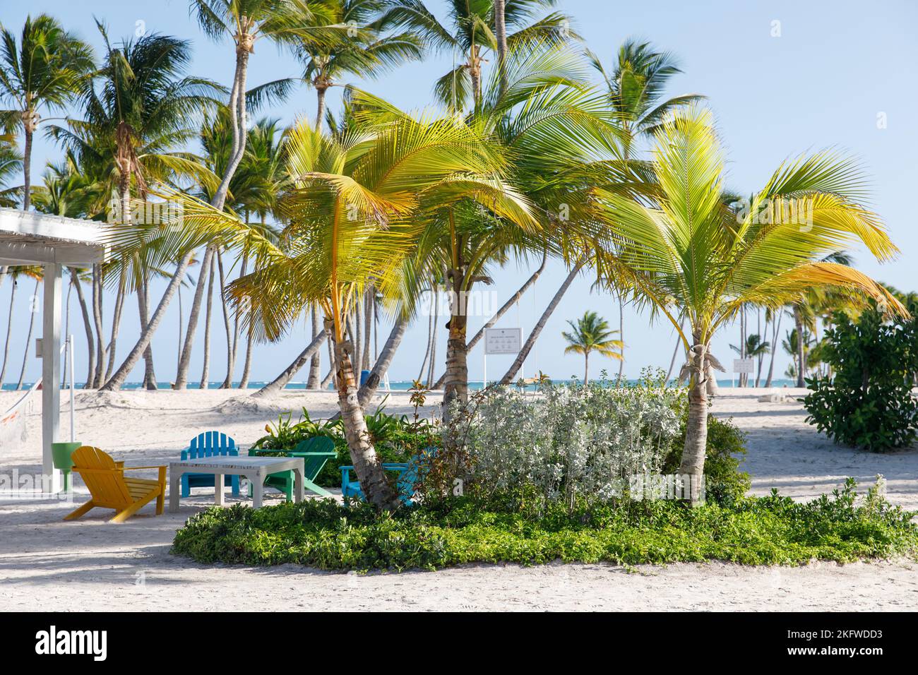 Chaises sur la plage sur la côte des Caraïbes. Banque D'Images