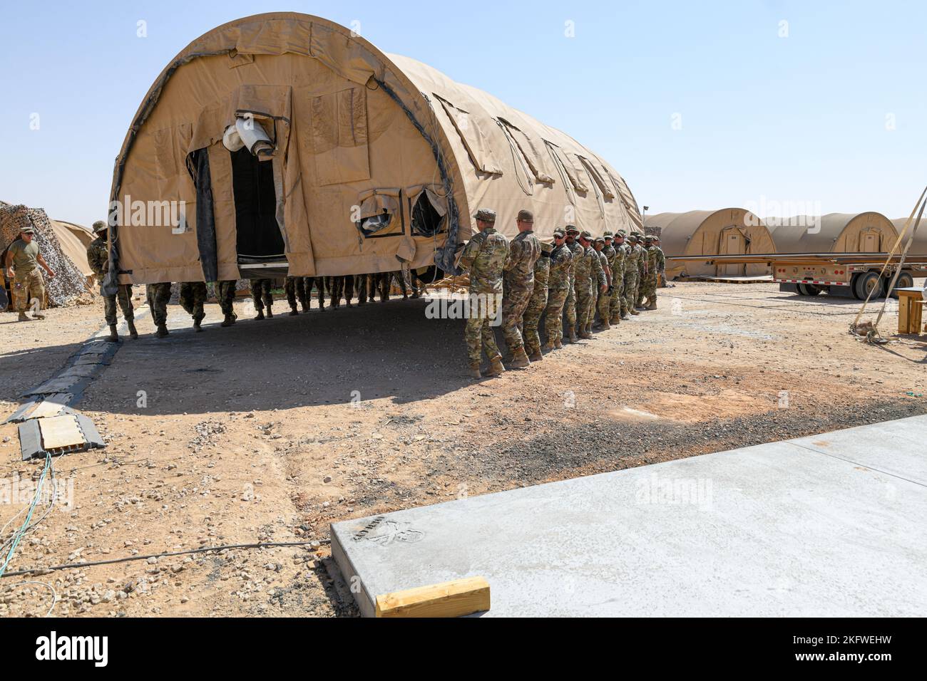 DirtBoyz, de la Force aérienne américaine, affecté à l’escadron du génie civil expéditionnaire 378th, porte une tente à son coussin à la base aérienne du Prince Sultan, Royaume d’Arabie saoudite, le 11 octobre 2022. La mission de l’ECES de 378th est de fournir les installations et l’infrastructure nécessaires pour faire de la SAEA une plate-forme de combat prête, robuste et résiliente dans le domaine de responsabilité d’AFCENT. Banque D'Images