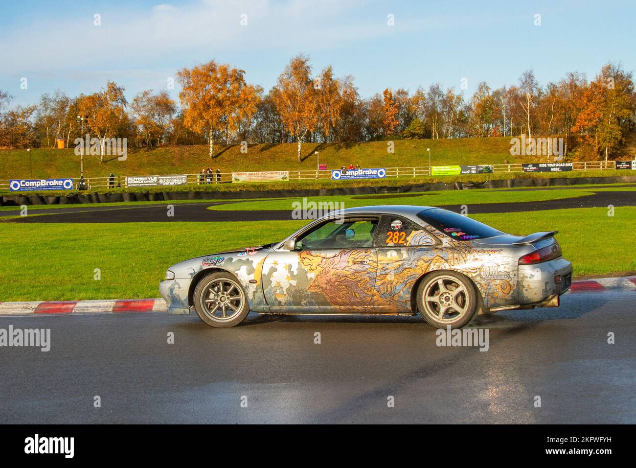 1995 90s années quatre-vingt dix Nissan Silvia 2000cc No. 282 BM Autobodies, Eclipse Motor Sport ; virages à grande vitesse sur routes humides lors de la journée Three Sisters Drift Day à Wigan, Royaume-Uni Banque D'Images