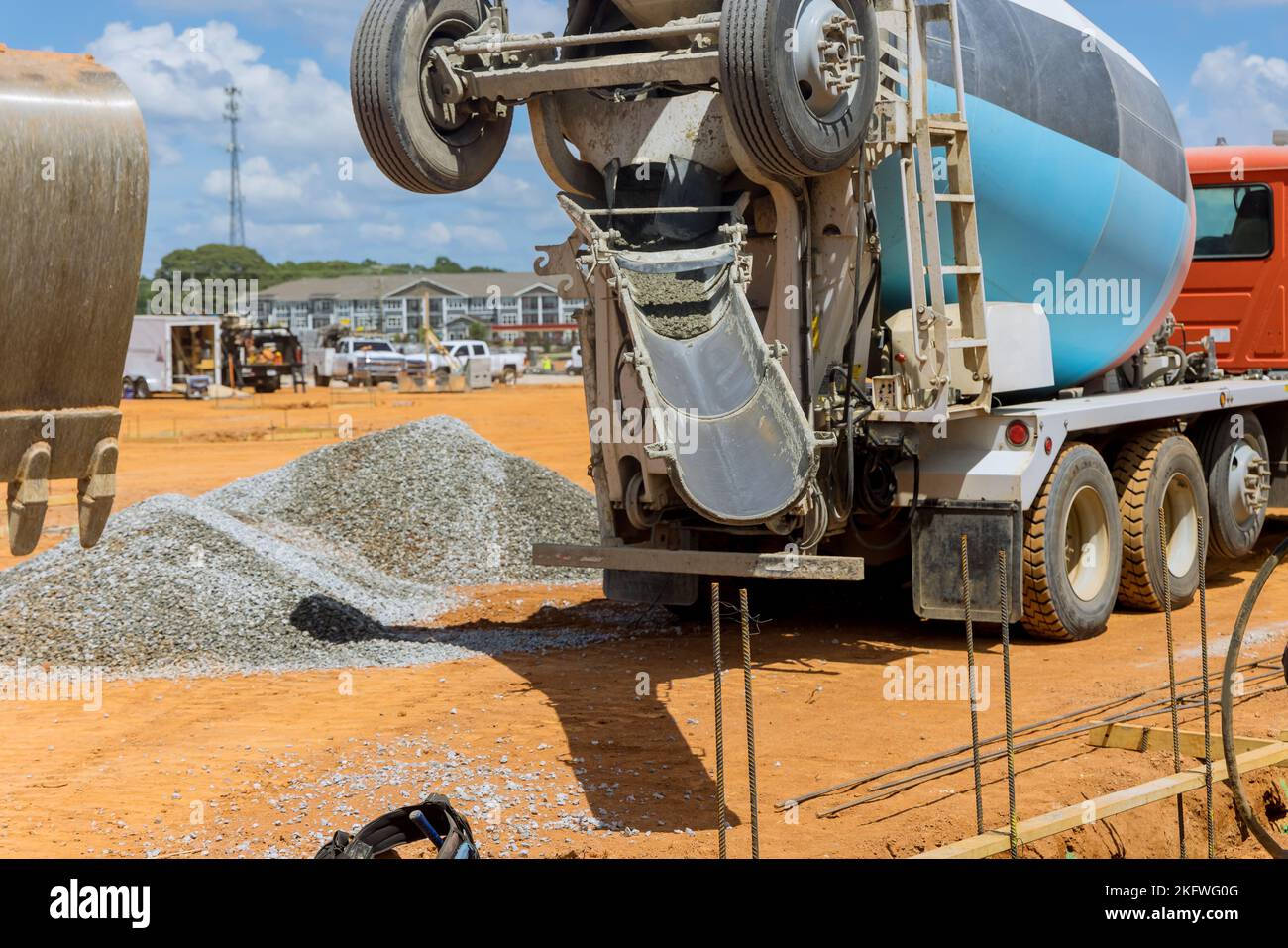 Chariot mélangeur fournissant pour béton mouillé de ciment sur la zone de construction Banque D'Images