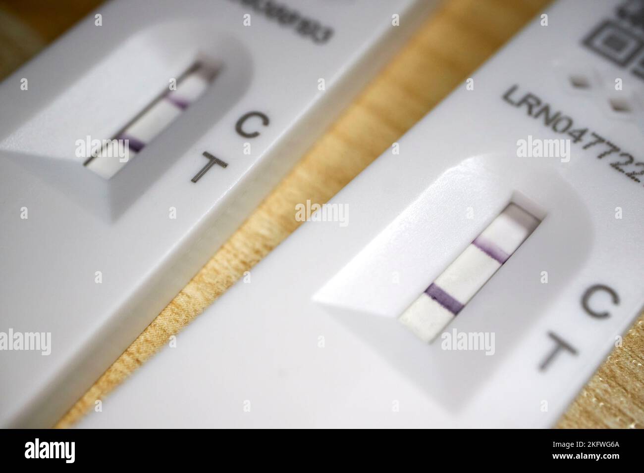 paire de tests covid-19 lft de résultat positif Banque D'Images