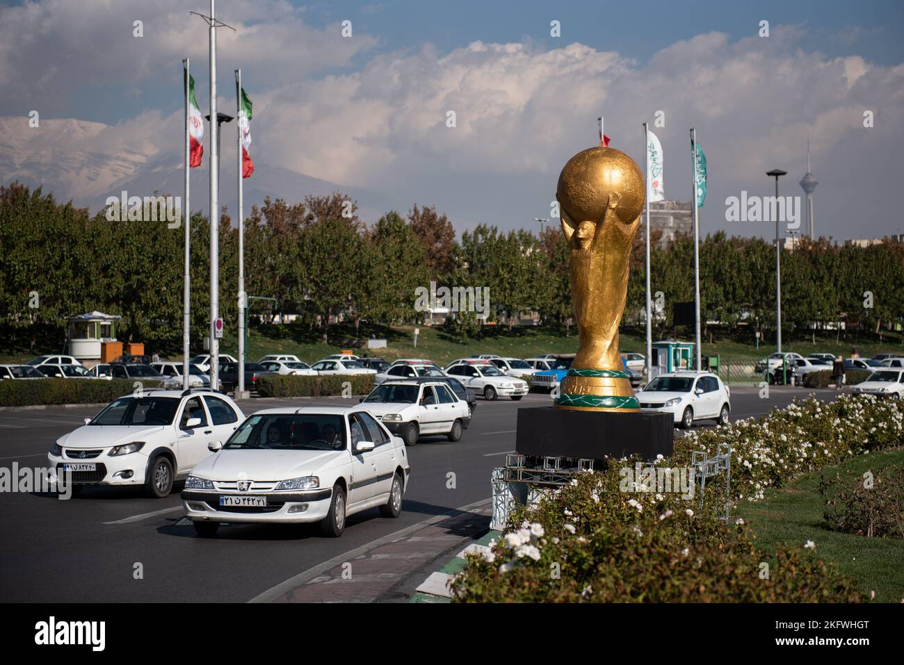 Des véhicules se trouvent devant une sculpture du trophée de la coupe du monde de la FIFA sur la place Azadi (liberté) à l'ouest de Téhéran. L'Iran joue l'Angleterre dans son premier match de la coupe du monde de la FIFA Qatar 2022 sur 21 novembre avant de faire face au pays de Galles et aux États-Unis dans le groupe B. (photo de Sobhan Farajvan / Pacific Press/Sipa USA) Banque D'Images